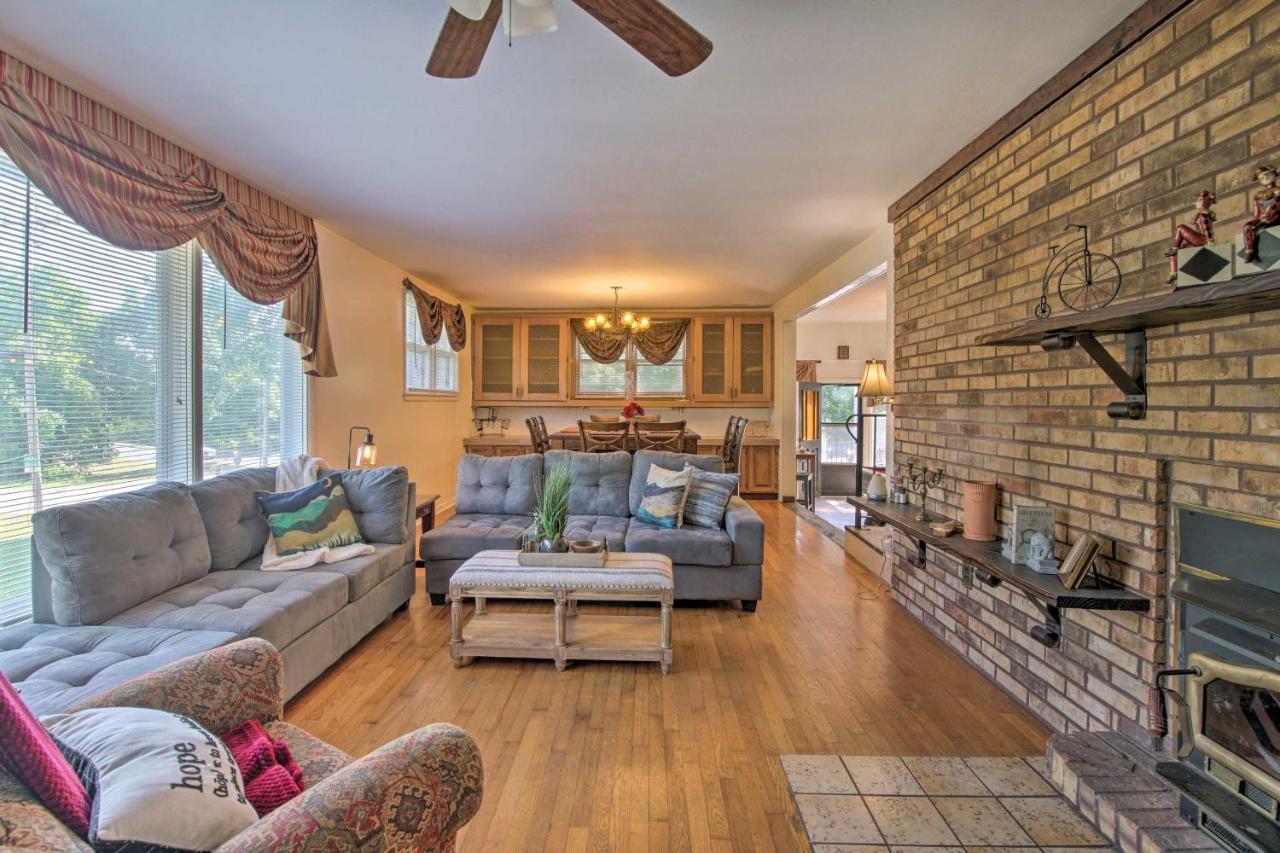 Bright Springfield Home Walk To Nature Center! Exterior foto